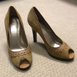 BCBG brown leather and suede heels